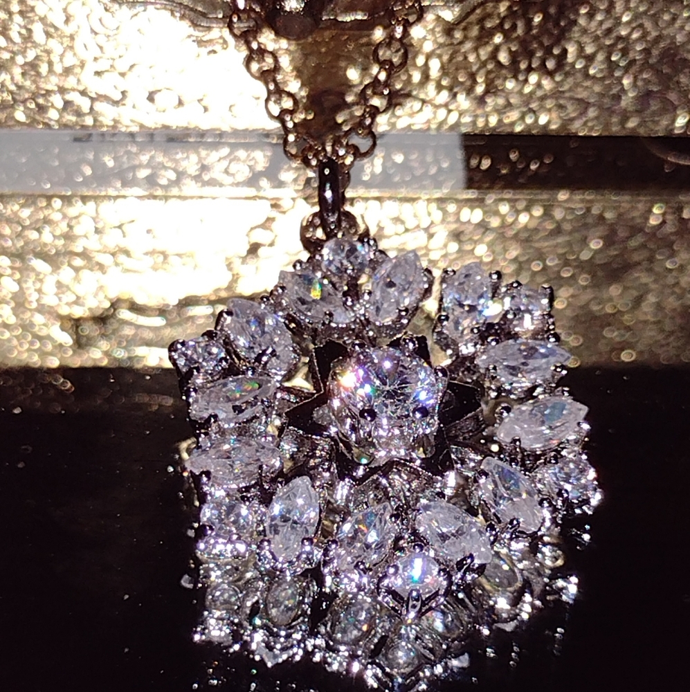 Juicy Couture Iridescent ❄️ Necklace Never Removed from Original 🎁 NWT - Picture 12 of 13